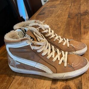 Never worn Sherpa golden goose size 37, but with the Sherpa fits more like a 36